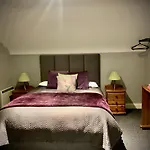 33 Old Village V93k66x 4 King Beds Sleeps 8 Sharing Holiday home *