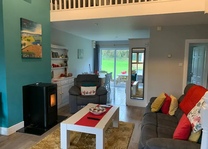 33 Old Village V93k66x 4 King Beds Sleeps 8 Sharing *