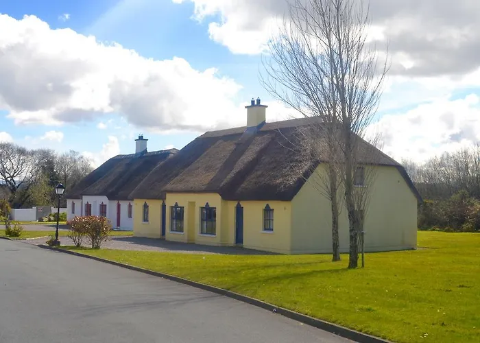 33 Old Village V93k66x 4 King Beds Sleeps 8 Sharing Ferienhaus *