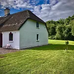 33 Old Village V93k66x 4 King Beds Sleeps 8 Sharing * Killarney