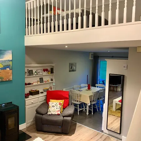 33 Old Village V93k66x 4 King Beds Sleeps 8 Sharing Holiday home