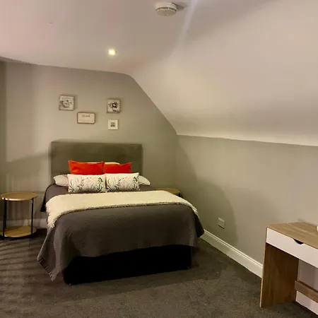 33 Old Village V93k66x 4 King Beds Sleeps 8 Sharing Killarney