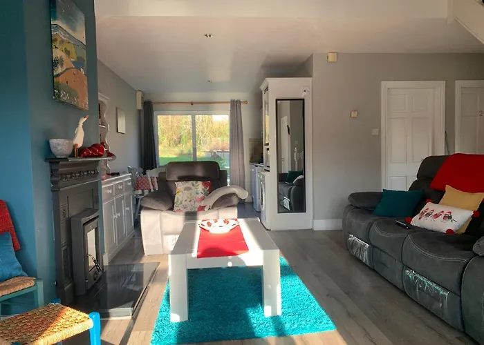 Holiday home 33 Old Village V93k66x 4 King Beds Sleeps 8 Sharing *