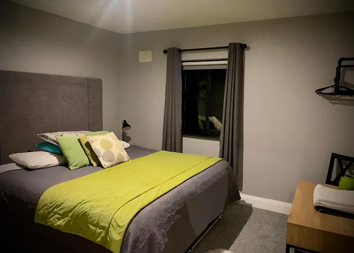 Holiday home 33 Old Village V93k66x 4 King Beds Sleeps 8 Sharing *