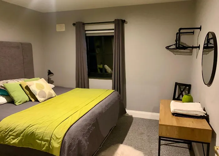 33 Old Village V93k66x 4 King Beds Sleeps 8 Sharing *