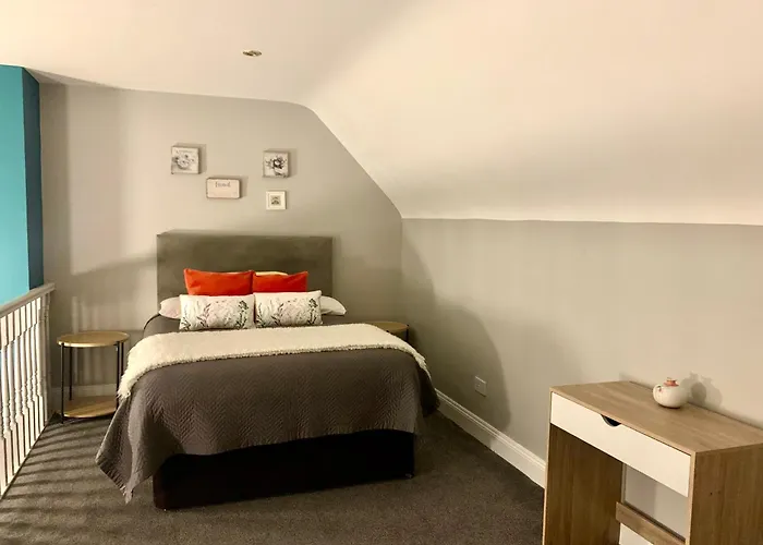 Holiday home 33 Old Village V93k66x 4 King Beds Sleeps 8 Sharing