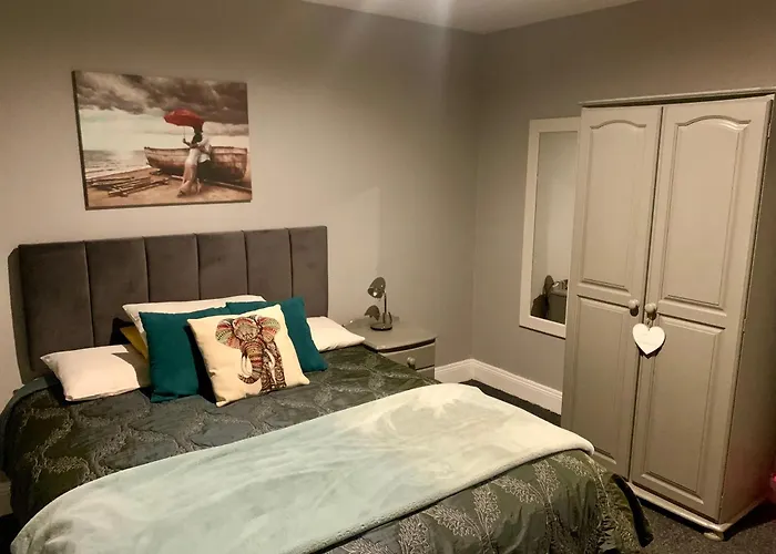 33 Old Village V93k66x 4 King Beds Sleeps 8 Sharing Killarney